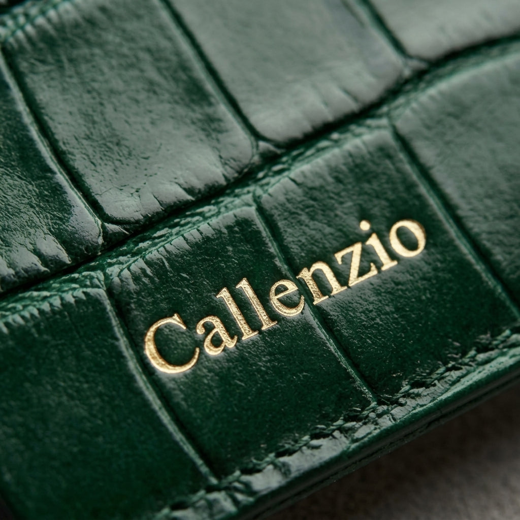 Goldgeprägter Callenzio Schriftzug auf Kalbsleder mit Krokoprägung – Nahaufnahme